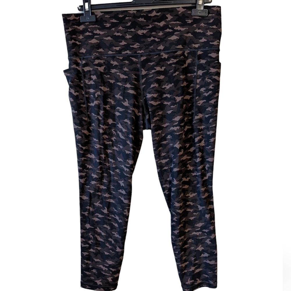 Athleta salutations stash pockets in camo printed 7/8 tights size XL
